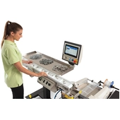 Autobag Maximizer Controlled Motion Conveyor with Operator