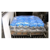 Empaquetadora retráctil de cierre total de movimiento intermitente Polypack FH: multipack de envases flexibles entrando en el túnel de calor